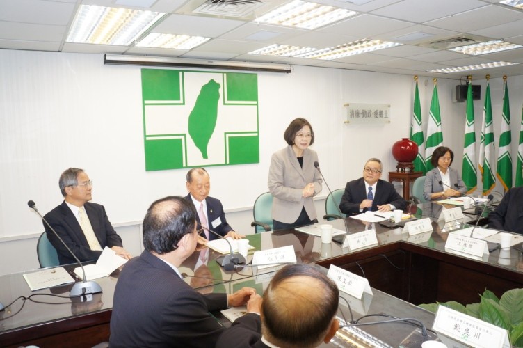 台灣商業聯合總會「新政府與商業服務業領袖座談會」 順利成功