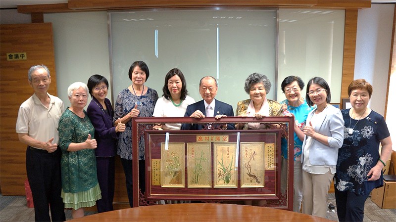 十大傑出女青年協會張雪琴理事長敬贈本會張平沼理事長「高材碩望」匾額
